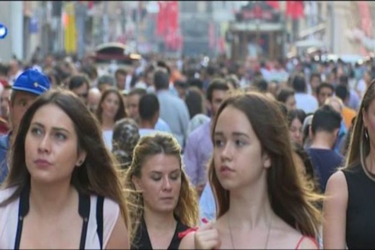 تراجع الليرة التركية فرصة ذهبية للسياح الأجانب لزيارة تركيا